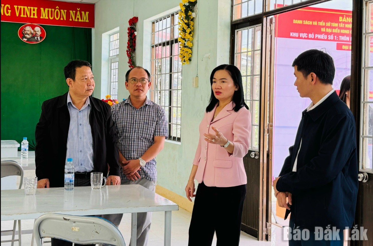 Đồng chí Đinh Thị Thu Thanh, Ủy viên Ban Thường vụ Tỉnh ủy, Trưởng Ban Tuyên giáo và Dân vận Tỉnh ủy kiểm tra công tác chuẩn bị bầu cử tại các khu vực bỏ phiếu của xã Đồng Xuân (Ảnh Báo Đắk Lắk)